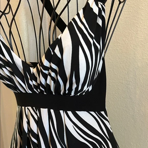 Elegant Black and White Zebra Print Maxi Dress - Picture 4 of 13